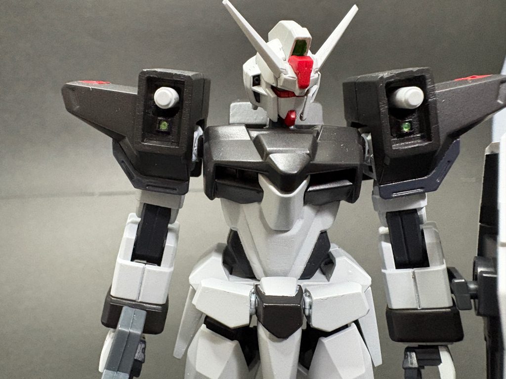 接近戦を主体に設計された為、肩部にサーベル収納機構を搭載。また、肩部に専用バッテリーを搭載することにより、ビームサーベルへの電力供給を機体依存から切り離し、継戦能力の向上が図られた。さらに接近戦用のカメラセンサーを搭載。