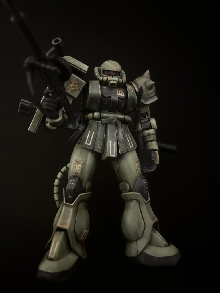 続いては私のお気に入りのザクIIになります実は足関節が折れてしまいポーズ固定になりました泣ウェザリングしてこだわって作ったモノだったのでそれはもうショックでしたが、うん、このポージングめちゃくちゃかっこいいですね今見てもこれのザクIIは上手くできた気がします笑