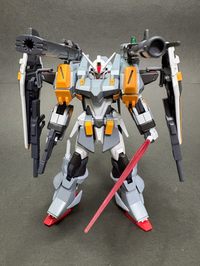 というような設定を考えて改修しました。素体のカラーはプロトタイプガンダムを参考にしています。追加装甲の色はチョバムアーマーを参考にグレー系で塗装。塗る前は似合うかわからなかったですが、組んでみたら意外とマッチしていてよかったです。