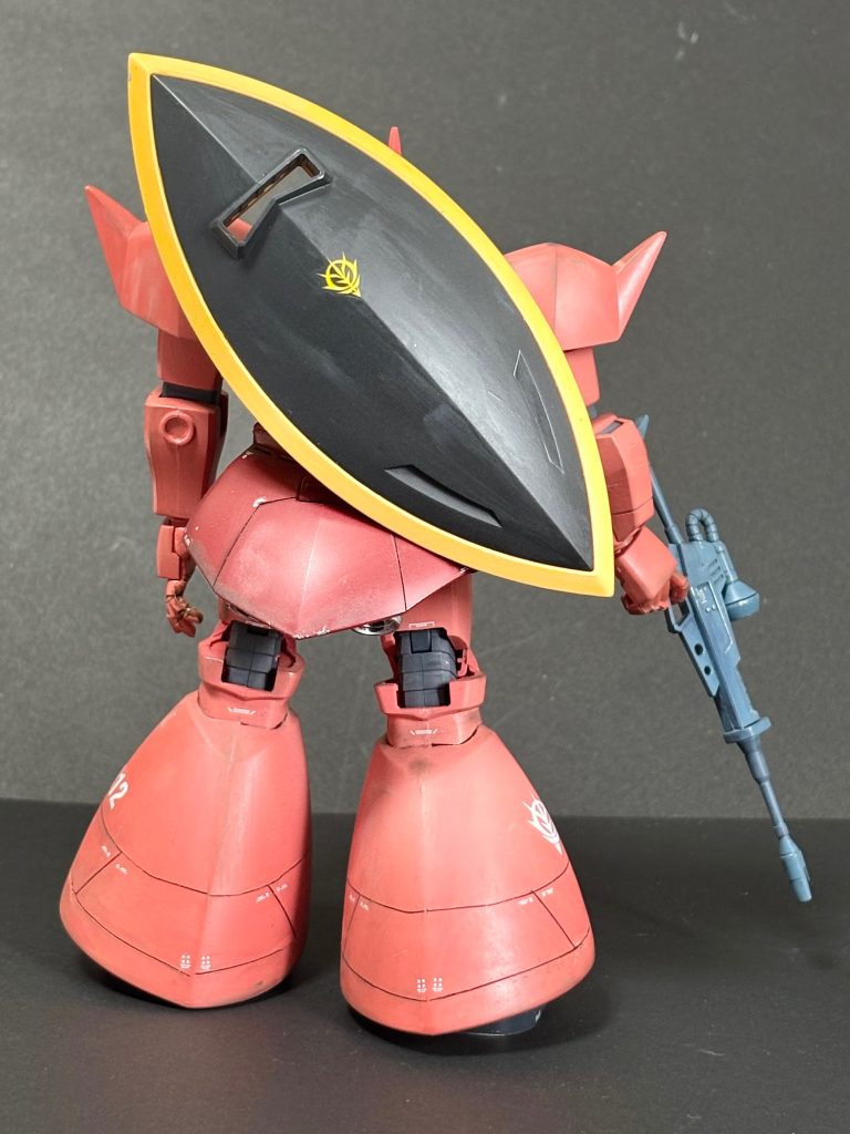 リアビュー　久しぶりにスジボリをしましたが、こんなに上手くいかないとは！脚部のパーツは裏にラインがあるのでそれを表面に彫りました。