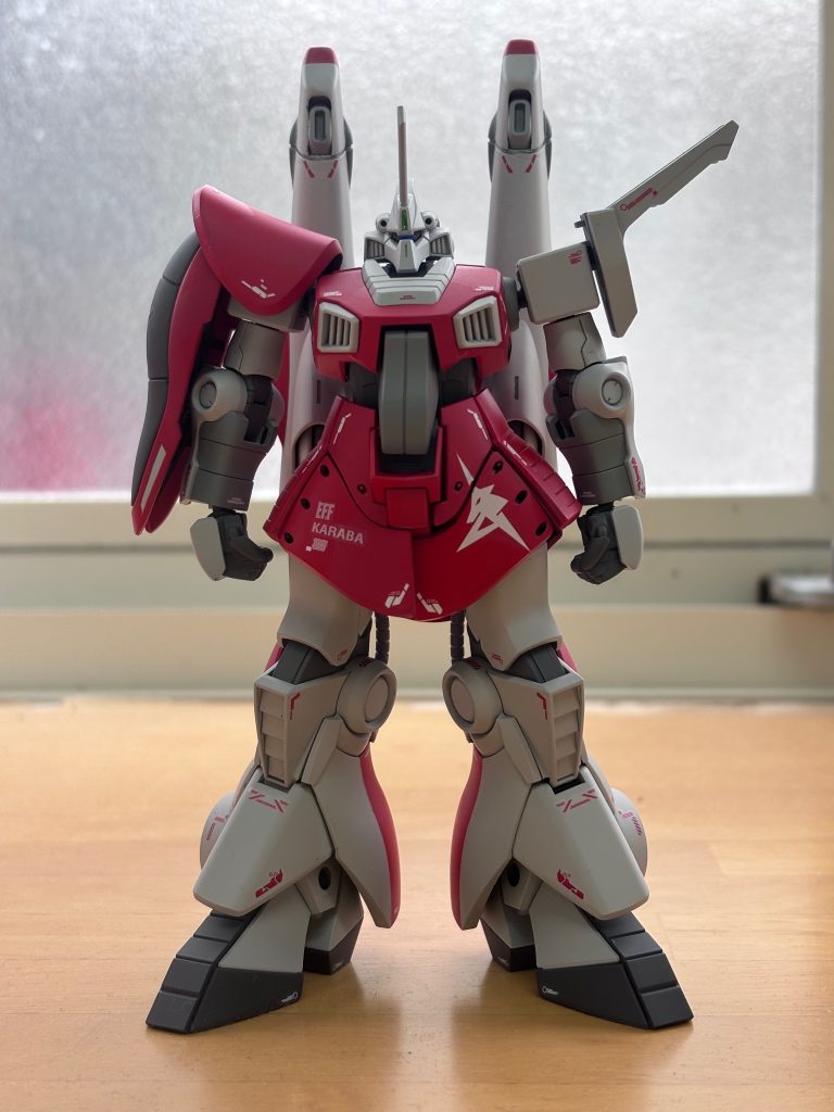 正面よりデカールはロボット魂参考に手持ちより雰囲気重視で股関節軸を外側へ2ミリずつ、下方へ4ミリ移動