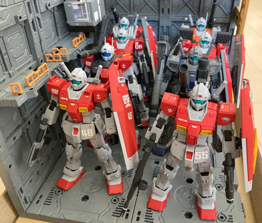 他のジム達と。今回製作した機体の番号は55番。モロッコ戦線仕様ジムのデカールを組合せ番号を貼ってるので、もう組合せられる番号が少なくなってきました…。再販して欲しいです。&nbsp;いつも閲覧、いいね👍ありがとうございます。