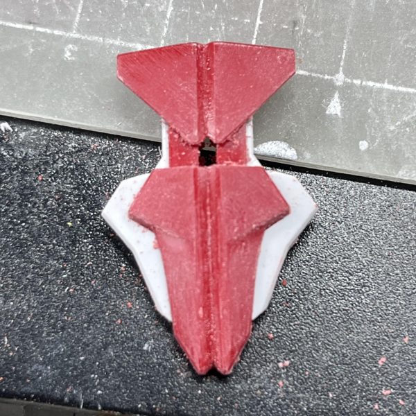 自分の中で全体像が見えてきたので、とりあえず各部の表面処理と盾っぽいものを作り出したりの諸々パーツ整形。出来るだけ手元にあるもので済ませたいところだけど、どうしても足りない部品は買いに行かないと。こういうのも久しぶりで楽しい。（3枚目）