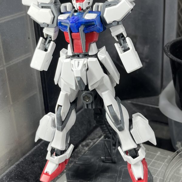 自分の中で全体像が見えてきたので、とりあえず各部の表面処理と盾っぽいものを作り出したりの諸々パーツ整形。出来るだけ手元にあるもので済ませたいところだけど、どうしても足りない部品は買いに行かないと。こういうのも久しぶりで楽しい。（2枚目）