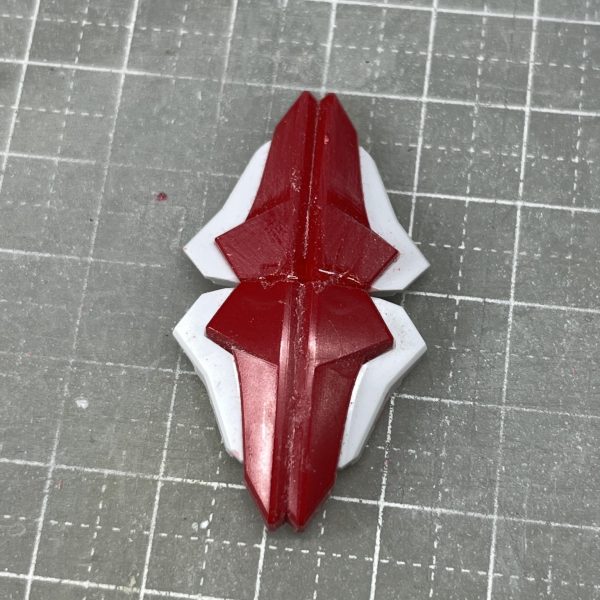 自分の中で全体像が見えてきたので、とりあえず各部の表面処理と盾っぽいものを作り出したりの諸々パーツ整形。出来るだけ手元にあるもので済ませたいところだけど、どうしても足りない部品は買いに行かないと。こういうのも久しぶりで楽しい。（4枚目）