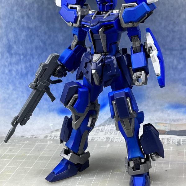 未完ではありますが、とりあえず頭の中にあったものが見せられる程度には形になりまして。完成までにはパーツが色々足りてないもので、いつになるやら。目はちゃんと見えないし、出来てたはずの作業に手はついてこないし、失敗しては直してを繰り返し、2年ぶりのガンプラ作りはなかなかに大変です。何かお言葉をいただけたら大変嬉しいです…。（2枚目）