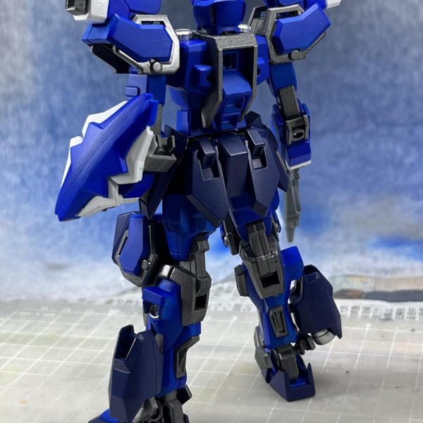 未完ではありますが、とりあえず頭の中にあったものが見せられる程度には形になりまして。完成までにはパーツが色々足りてないもので、いつになるやら。目はちゃんと見えないし、出来てたはずの作業に手はついてこないし、失敗しては直してを繰り返し、2年ぶりのガンプラ作りはなかなかに大変です。何かお言葉をいただけたら大変嬉しいです…。（3枚目）