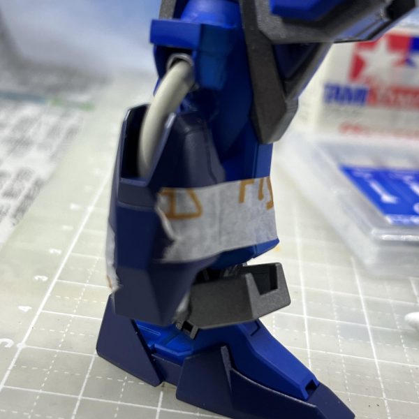 自分としては、ガンプラを作る際に毎回『何か新しいこと・やったことが無いことをやってみよう』というものがありまして、今回は『パーツの当てはまる形への整形』と『動力パイプなるものを通してみよう』かと。使用したものは、古くなったスマホの充電ケーブル。受け口には、ビルダーズパーツ サイトレンズを。もしかして、色、このままでも良いのでは……？（4枚目）