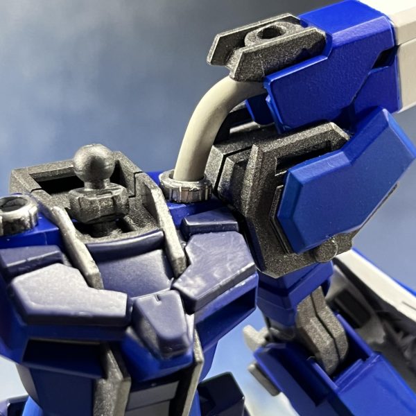 自分としては、ガンプラを作る際に毎回『何か新しいこと・やったことが無いことをやってみよう』というものがありまして、今回は『パーツの当てはまる形への整形』と『動力パイプなるものを通してみよう』かと。使用したものは、古くなったスマホの充電ケーブル。受け口には、ビルダーズパーツ サイトレンズを。もしかして、色、このままでも良いのでは……？（3枚目）