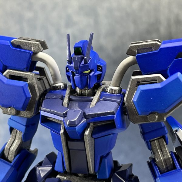 自分としては、ガンプラを作る際に毎回『何か新しいこと・やったことが無いことをやってみよう』というものがありまして、今回は『パーツの当てはまる形への整形』と『動力パイプなるものを通してみよう』かと。使用したものは、古くなったスマホの充電ケーブル。受け口には、ビルダーズパーツ サイトレンズを。もしかして、色、このままでも良いのでは……？（2枚目）