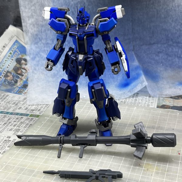 8〜9割は出来てるんです。というか、雨で出来てないだけで、本体はトップコート吹けば終わりなんです。気が向けばデカールもですが。問題は武装なんです。オプションパーツセット02(ソードとランチャーのあれ)さえあれば完成させられるんです！何故店頭に無い！？何故商品代(1200円)の半分も送料で取られるプレバン！？ということで、完成時期未定です…😭😭😭（7枚目）