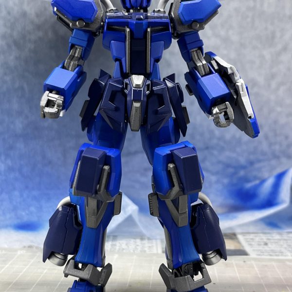 8〜9割は出来てるんです。というか、雨で出来てないだけで、本体はトップコート吹けば終わりなんです。気が向けばデカールもですが。問題は武装なんです。オプションパーツセット02(ソードとランチャーのあれ)さえあれば完成させられるんです！何故店頭に無い！？何故商品代(1200円)の半分も送料で取られるプレバン！？ということで、完成時期未定です…😭😭😭（2枚目）