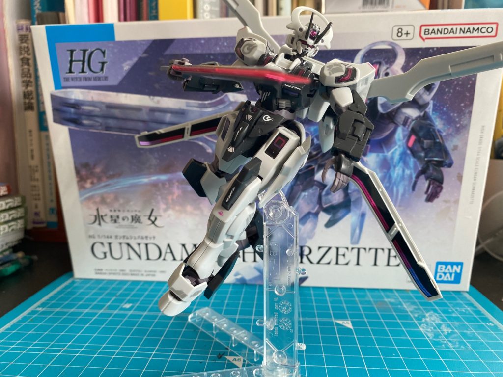 デカール貼りこれも、GUNSTA登録して皆さんの作品みたいなクオリティに少しでも近づけたいと思い挑戦した事です。デカール貼りも楽しく今では、やってます(gundam-kao6)