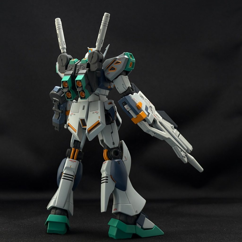 以前、ガンダム系のガンプラを制作した際、白に対して補助的に入れたグレーが、どうにも目立ちすぎてしまったことがあります。それがずっと引っかかっていました。