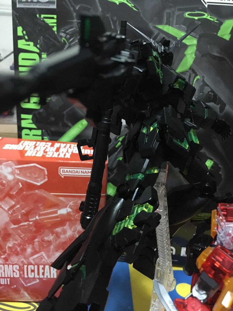 その日購入したヘビーアームズが映り込んでますね…😅