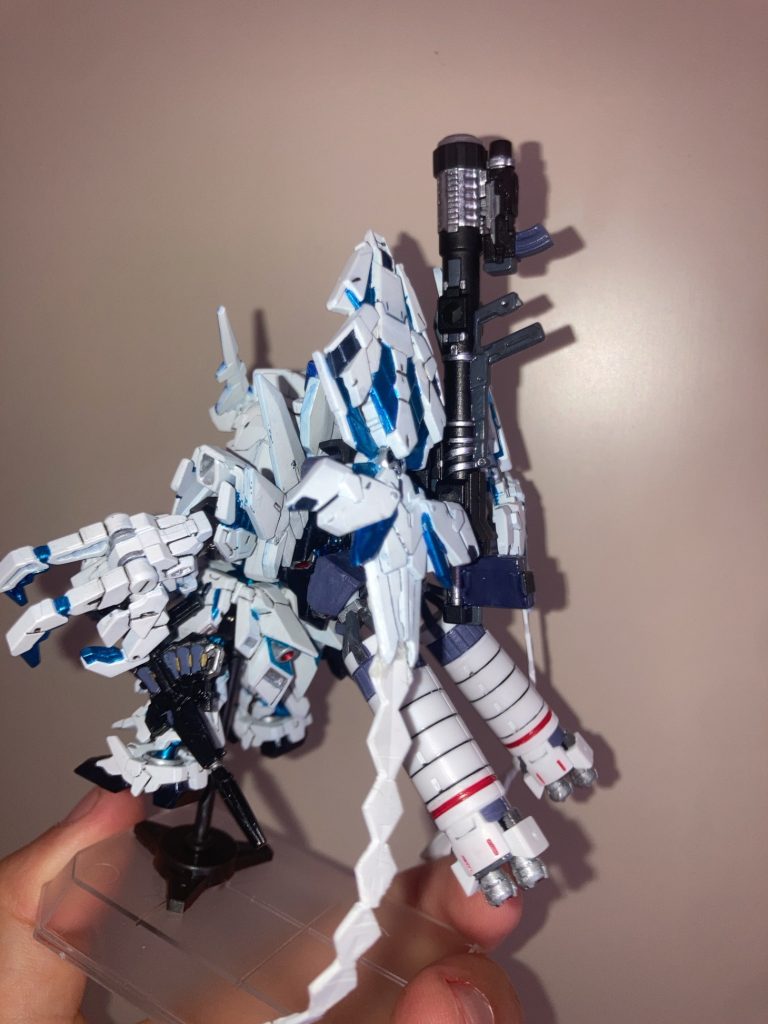 アームドアーマーDE、ビームガトリング、ハイパーバズーカ接続機構はユニコーンのexパーツのバズーカ接続部をガトリングの上に、プロペラントタンク接続部をヴァンシィのアームドアーマーXCに接着しました。de位置より、バズーカの位置の方が高いのは接続部関係でお許しください。