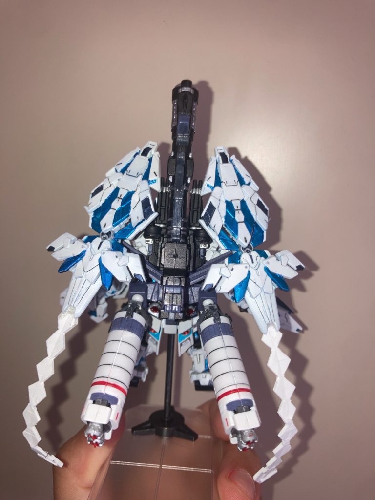アームドアーマーDEのスタビライザーは有り余りのガンプラのパーツを切って接着した物で、めっちゃ雑ですお許しください。初めての投稿で使い方もいまいちわかっておらず撮り方も下手で、その点含め申し訳ないです。こんなのでも見てくれた人ありがとうございます。