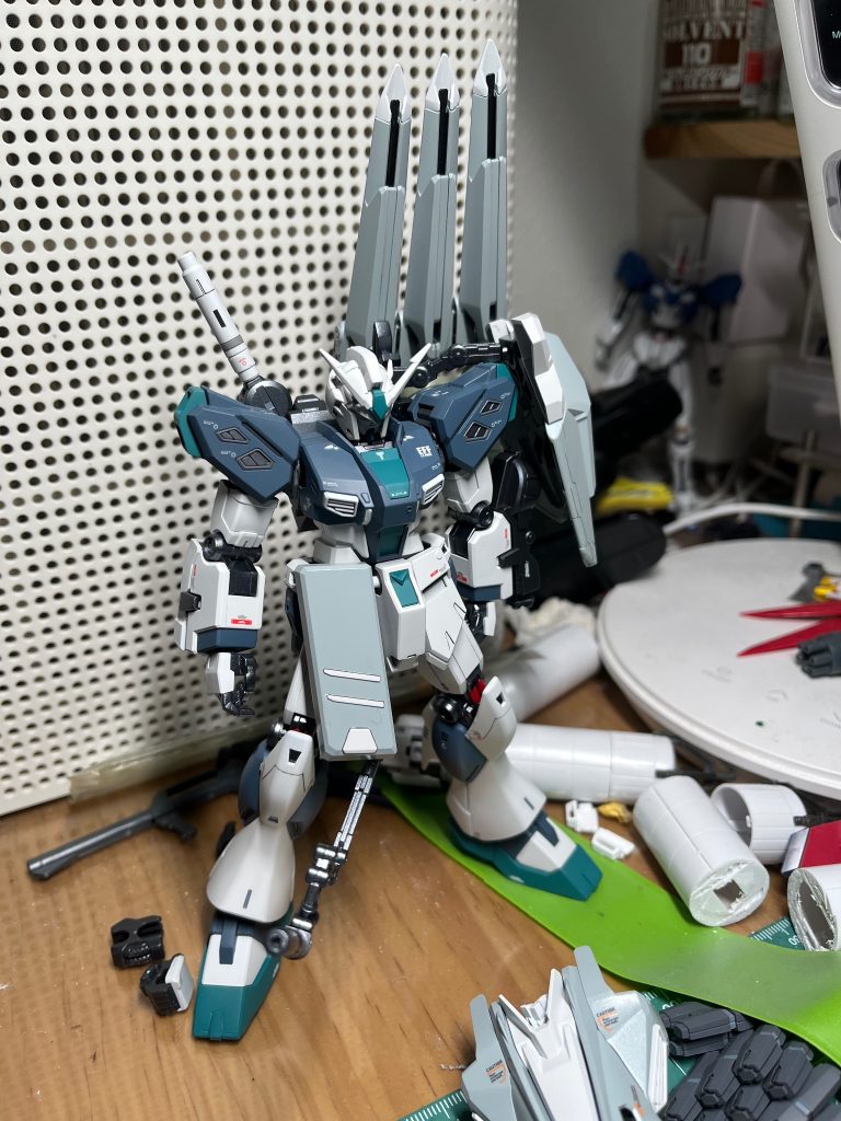撮影完了した量産型νガンダムに基本塗装の終わったアリュゼウスの装甲を装備（デカール貼付け前）アリュゼウスの装甲については一番先に基本塗装まで終わらせていたのでサクッと工程進めていきました（背景の空気清浄機　集合体恐怖症のひと申し訳ございません）