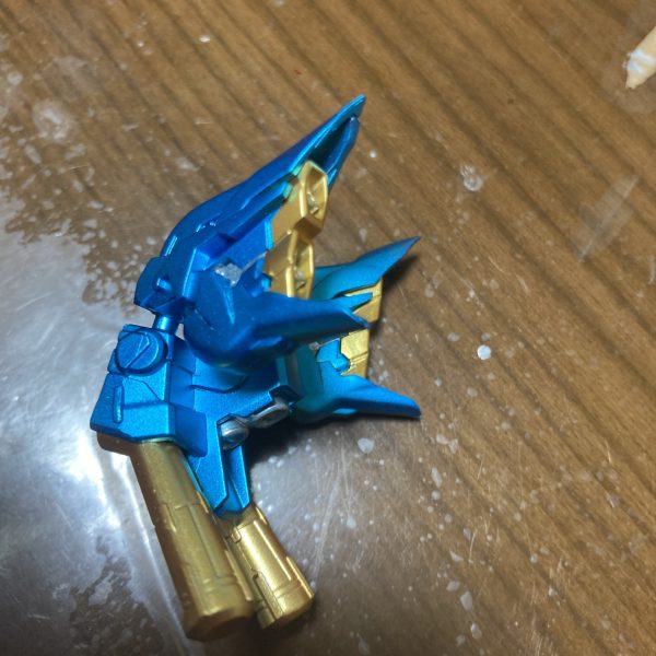 シナンジュがもうひとつ手に入ったので、どうせならと、シナンジュスタインに改造しようとしましたが技術が足りなかったです……普通のシナンジュは作ってあるのですが。既に塗装してあるのを触りすぎで塗装が取れてきたので塗装し直す予定です。（2枚目）