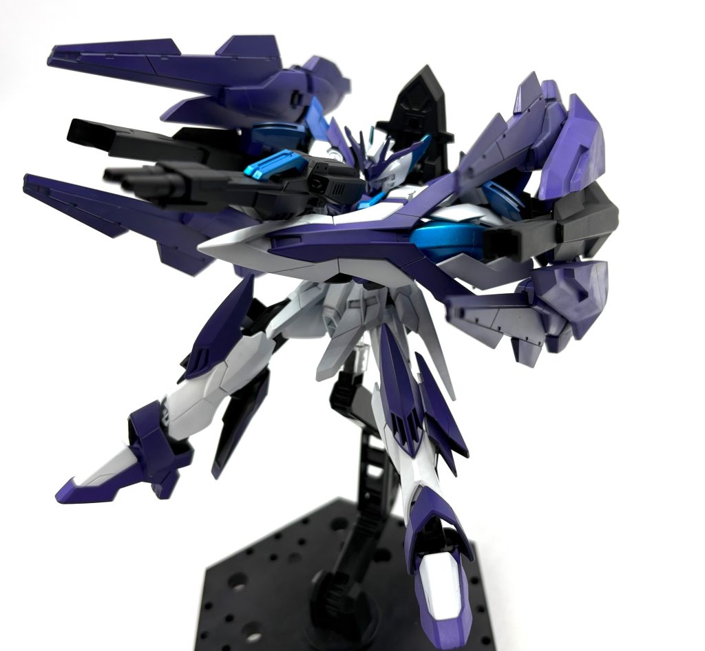 やりたかったことその一背部のウイングバインダーに1.5ガンダムのバインダーを豪華2セット使用し火力の増加を図っております、バインダー中心の砲身は一応実弾武装としています(gandam1)全武装を全面に展開し一斉射が可能、いわゆるフルバーストというのか…まぁカッコいいからよし(iori_sei)