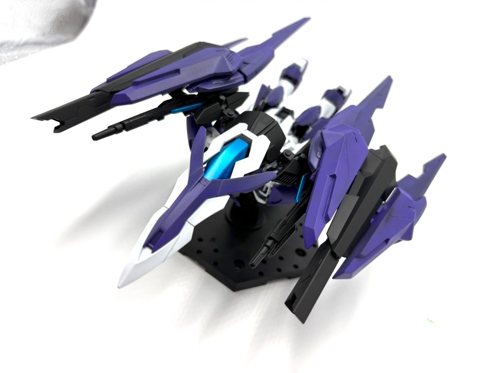もちろんネオバード形態もあります(gundam-kao3)&nbsp;元のウイングゼロ系のネオバードとなるべくイメージが崩れないようにしております。ライフルとシールドをバックパックに取り付け可能にしたのもMA形態で使用するためでもありました。&nbsp;ネオバード形態のシルエットはなるべく崩さず表現できたと思います(gundam-kao7)