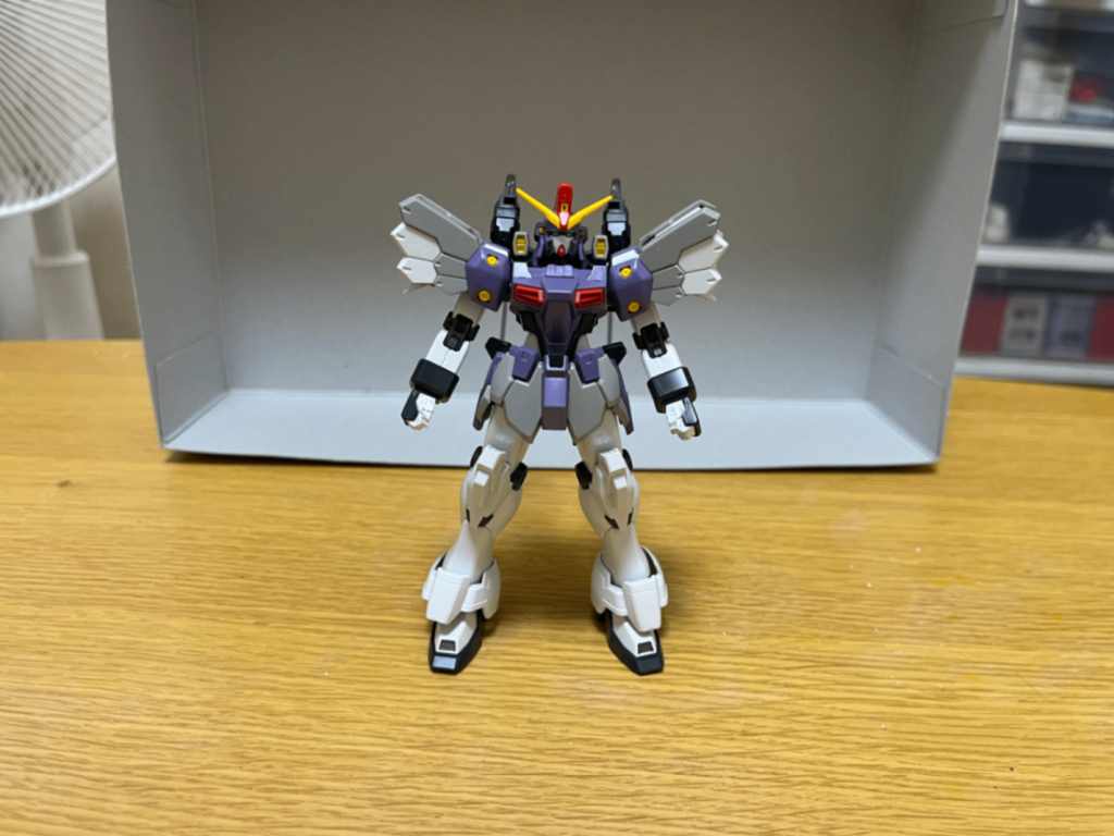 機体名:ガンダムサンドロックカスタム全高:16.5m重量:13.5tチームプリズムによって、強化改修が施されたガンダムサンドロックの改修機。2本の大型曲刀「ヒートショーテル」と、薄紫を基調としたカラーリングが特徴。