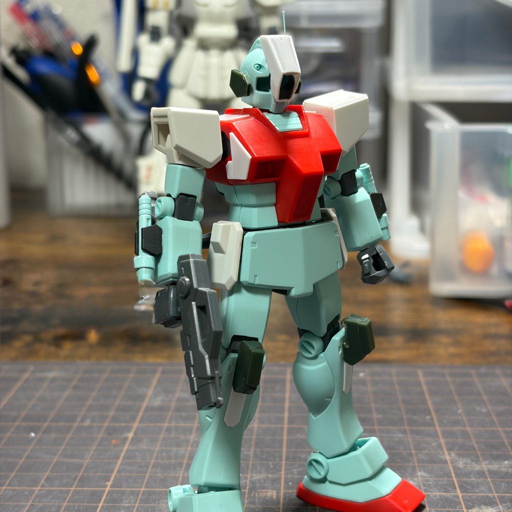 ショルダーパーツ・サイドスカート・武器はOガンダムから。膝パーツにはサバーニャから。腕部のサーベルマウントにはバルバトスルプスのパーツを使っています。