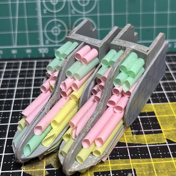 あまり記事が見つからないプロペラントタンクの制作方法をまとめてみました。我流ですのでご注意を！1.MGの説明書を好みのサイズで印刷する2.説明書をもとにして土台をプラ板から作成する3.土台にストローをもりもりする(ストローに対応するボンドが要ります)4.軽量パテでもりもりして気合で整形して、気合でスジボリいれる5.頑張って塗装する（4枚目）
