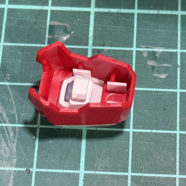 バーザムiiの余剰パーツで組んだバーザム君をいじっていきます。まず気になったのは太ももの長さと、腕が好みじゃないのでなんとかしていきます。1 肩のジョイントを1mm延長。これにより肩アーマーを上方向に1mm上がりました。腕は3mm軸を仕込み、余ってたデュエルの腕を移植しました。2 股間のアーマーを3mm前に出らようにプラ板を貼りました。3 太ももの上部をカットしてプラ板で蓋をしました。これで太もも長い違和感はかいしょされたかな？4 ドラムフレームのボールジョイントを1.5mm延長（4枚目）
