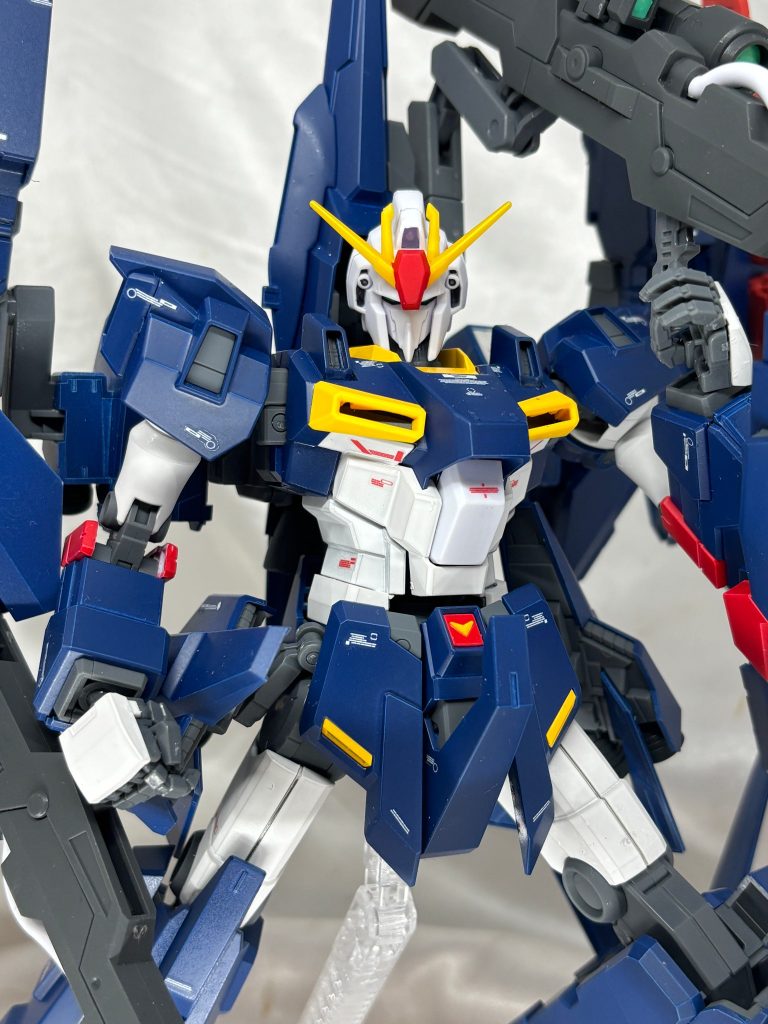 似合いますねゼータの顔が。肩アーマーはかなり特徴的なので前後を逆にして個性をつぶしてます。