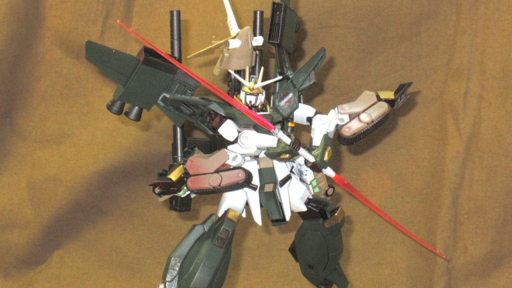 　MA-BAR78F 高エネルギービームライフル、MA-M80S デファイアント改 ビームジャベリン、MX2351 ソリドゥス・フルゴール ビームシールド発生装置はそのまま使用。ドラグーンプラットフォームがなくなったので、バックパック（ラゴゥの胴体）にHGガンダムバルバトス（第4形態）のホルダーパーツを加工してビームライフルを装着できるようにしています。