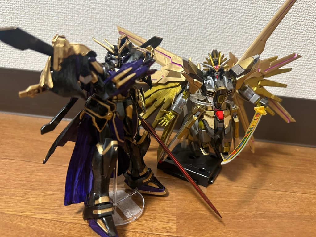 せっかくなので以前作った主君の信長ガンダムと並べてみました。秀吉ガンダムはあんまり悪役感じしないです