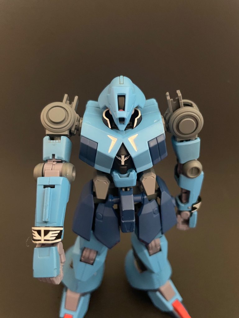 袖付きの特徴となる袖や胸のエンブレムはデカール(主に機動戦士ガンダムUC汎用①)をカットして表現しています。