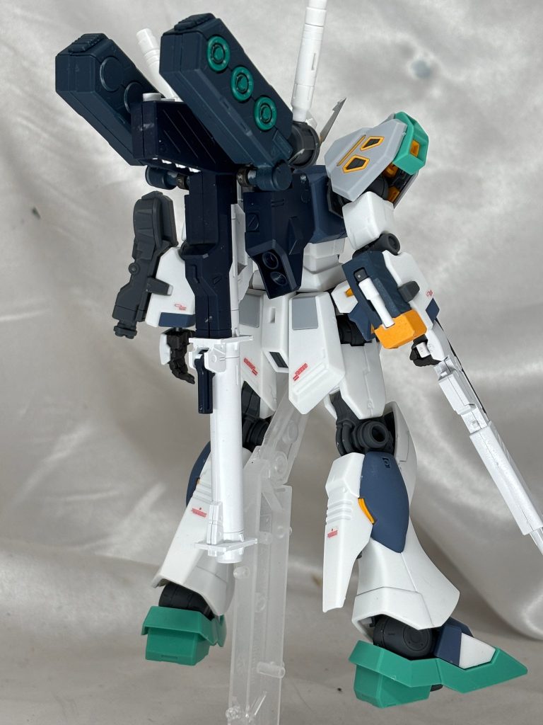 背面はアリュゼウス側に持ってかれてるのでνガンダムのものを移植してます。ディティールアップパーツのファンネルコンテナを取り付けました。インコムっぽく見えます目を細めたらインコムに見えます