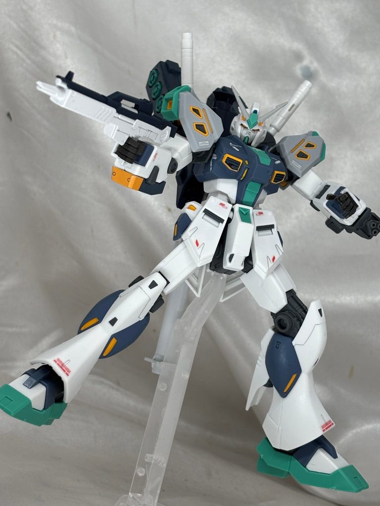 二丁あったビームライフルはアリュゼウス側にいっているのでνガンダムのビームライフルを移植。アリュゼウスの中身を想定しているので関節の渋みはハンパじゃないですｗ