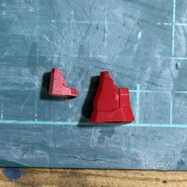 二の腕のフレームが剥き出しだったので、元々のバーザムのパーツを加工。後ハメ加工したら強度がギリギリで怖い😱（3枚目）