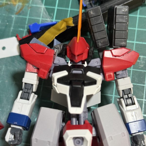 二の腕のフレームが剥き出しだったので、元々のバーザムのパーツを加工。後ハメ加工したら強度がギリギリで怖い😱（2枚目）