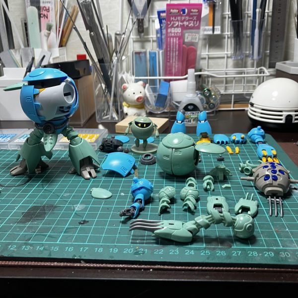 6月。ミキシング作業開始。胴体がデカくなるので各所切った貼ったの大改修中。どっちのパーツ使うか結構悩みます😫（2枚目）