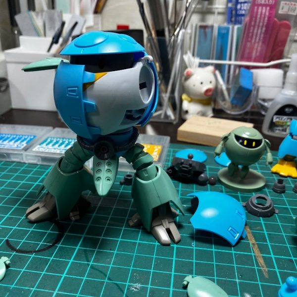 6月。ミキシング作業開始。胴体がデカくなるので各所切った貼ったの大改修中。どっちのパーツ使うか結構悩みます😫（1枚目）