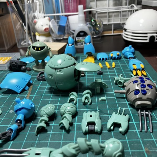 6月。ミキシング作業開始。胴体がデカくなるので各所切った貼ったの大改修中。どっちのパーツ使うか結構悩みます😫（3枚目）