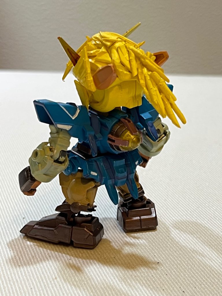 頭のウィッグはランナーを削り出して接着したもので、もみあげと前髪はエフェクトパーツをカットして作りました。