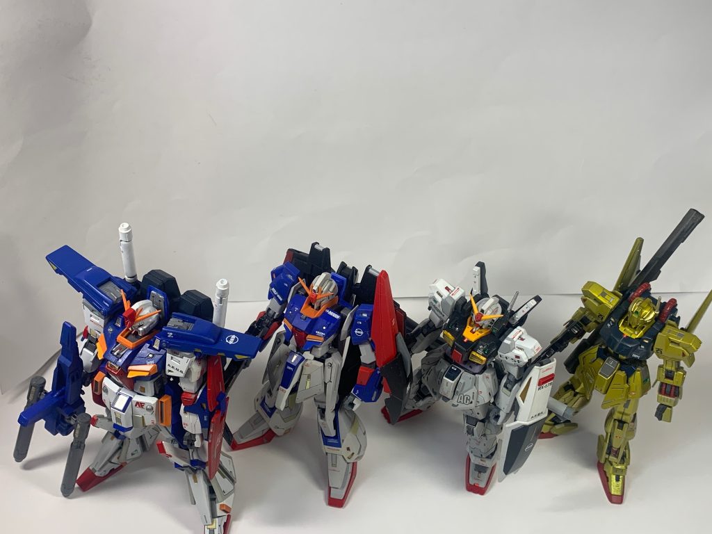 ダブルゼータガンダム「そういえば、ユニコーンガンダムってさ、ダブルゼータガンダムシリーズを結構リスペクトしているよな。やはり本物は時間が経ってから評価されるのだよ」ゼータガンダム「でも俺達、新訳ゼータガンダムシリーズで銀幕デビューしているんで。ダブルゼータさん映画デビューまだっスよね？」百式「確かに。しかもダブルゼータさんのテレビシリーズって。シャアもアムロも出てこないっスよね？それって、宇宙世紀ガンダムシリーズとして、どうなんすか？」ガンダムmk-ii&nbsp;「馬鹿、お前ら言っていい事と悪い事が……」ダブルゼータガンダム「オープニング曲にシャア出ていたぞ。何か叫んでいたし」ゼータ、ガンダムmk-ii&nbsp;、百式「そ、そうでしたね……何かサーセン」
