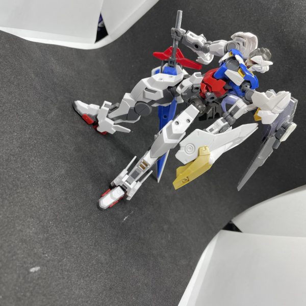 次回作はガンダムって感じよりガンプラって感じの作品を制作していきたいと思ってます！アーキタイプ、追加の装備によって換装しその姿を変えていく感じの設定です！！！使ってる素材はクアンタの胴体とジリウスの手足ですね（4枚目）