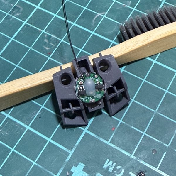 サフ完了。そしてモノアイ光らせたくなったので急遽LEDモジュール仕込みました。（3枚目）