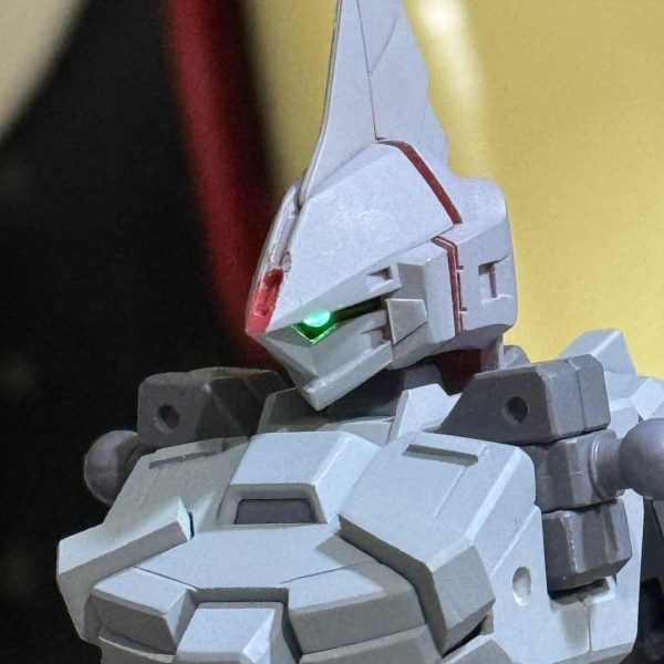 サフ完了。そしてモノアイ光らせたくなったので急遽LEDモジュール仕込みました。（2枚目）
