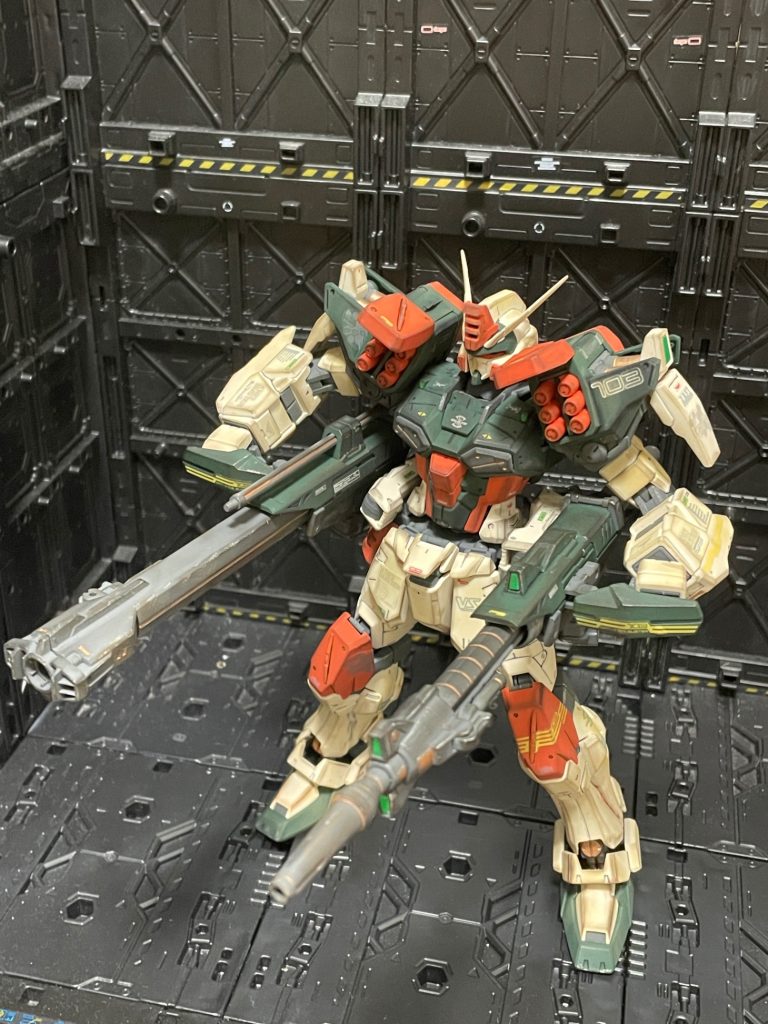 更に、組み付け段階で武器のジョイント部を捩じ切ってしまい、初めて真鍮線を使って修理してみました。修理自体はうまくいったんですが、接着剤が流れて他の部分まで接着されて、そこも捩じ切ってしまい更に修正…😭