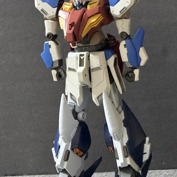 ナイチンゲールをボコボコに出来るガンダム！νガンダム系列の最高傑作を目指して作成しています！脚部は元の旧ハイニューガンダムだと物足りない、、なのでクスィーガンダムに思い切って換装いたしました！！うん！うん！なんかver.kaみたいにマッシブになって良い感じです！（3枚目）