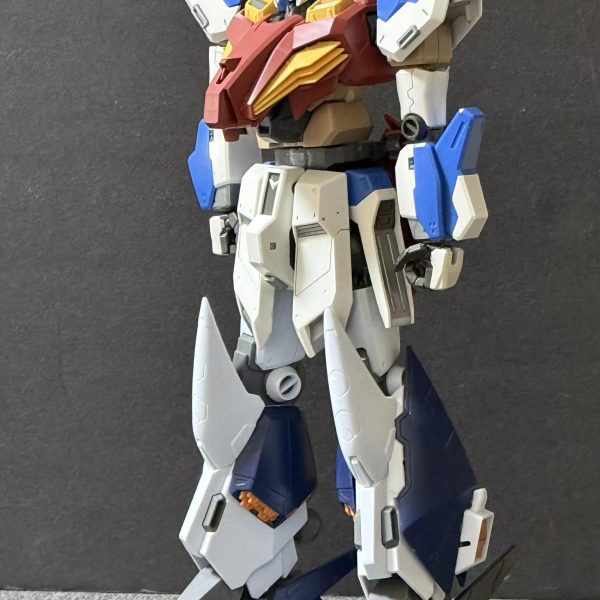 ナイチンゲールをボコボコに出来るガンダム！νガンダム系列の最高傑作を目指して作成しています！脚部は元の旧ハイニューガンダムだと物足りない、、なのでクスィーガンダムに思い切って換装いたしました！！うん！うん！なんかver.kaみたいにマッシブになって良い感じです！（2枚目）