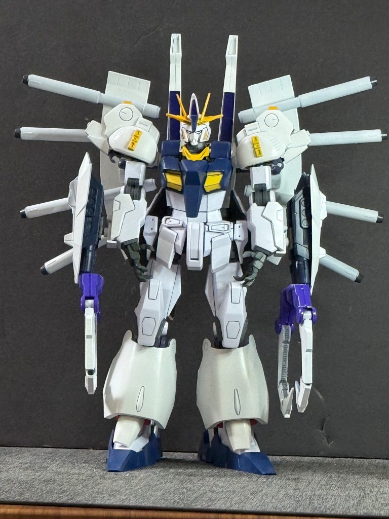 【機体スペック】頭頂高：26.0m本体重量：35.2t全備重量：69.5t装甲材質：ガンダリウム合金γ改＋高エネルギー伝導複合装甲主動力：高出力熱核融合炉（最終発展型）【ジェネレーター出力】6,950kW【推力】スラスター総推力：218,000kg【センサー性能】有効半径：21,500mマルチスペクトル複合センサー搭載高精度戦闘支援コンピュータ搭載&nbsp;