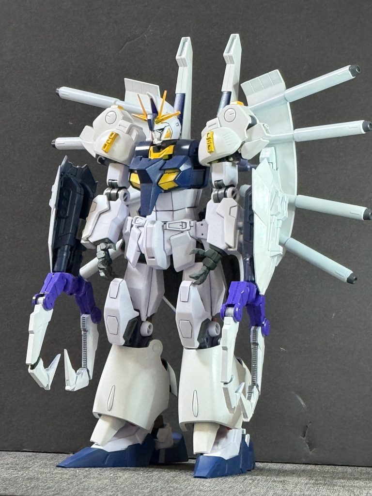 【機体概要】PMX-003 ジ・Oの正統後継機として開発が開始された試作MS。本機は次世代PMXシリーズ「オーヴェロン開発計画」において建造された試作機群の一機であり、ジュピトリス工廠が極秘裏に進めていた計画の中核を担う存在であった。開発に際しては、非合法ルートで入手した第二次ガンダム開発計画（セカンドGP計画）の技術データが流用されており、連邦軍系MSの高出力ジェネレーター技術や複合装甲技術が導入されている。
